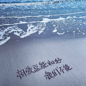 裸体美女张开双腿露黑毛
