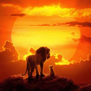 裸体美女张开双腿露黑毛
